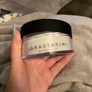 Anastasia Beverly Hills new translucent powder.